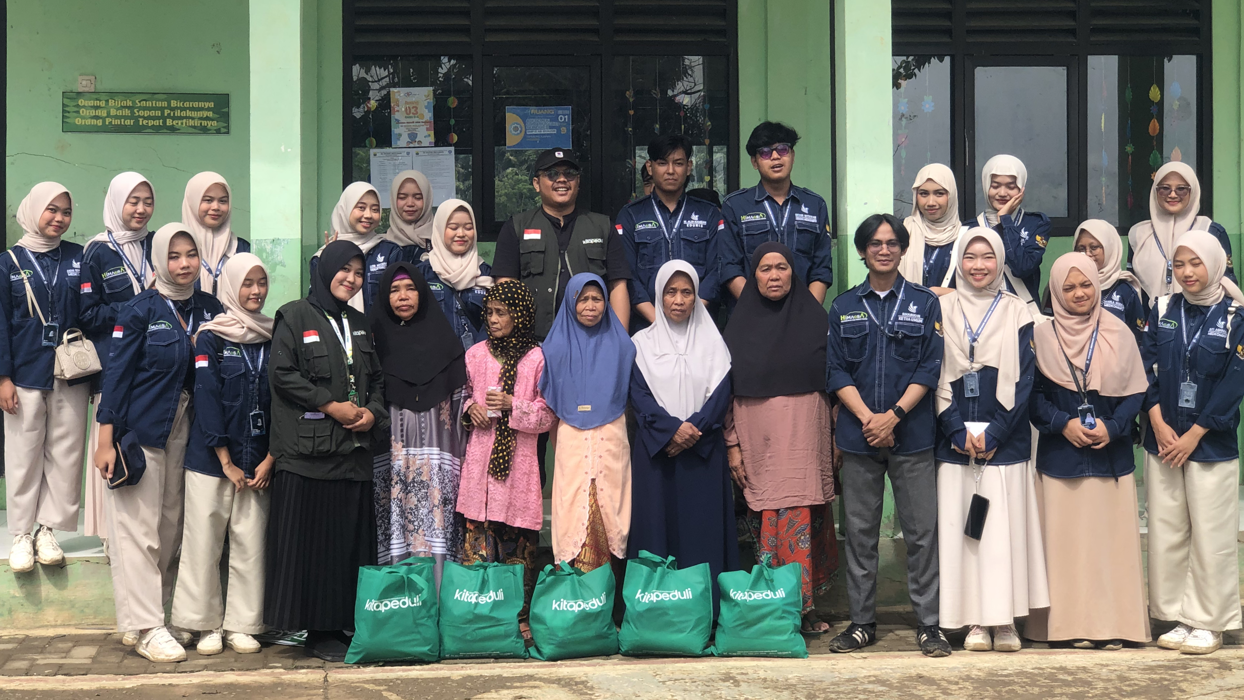 Kegiatan KitaPeduli x Himaesa Universitas Suryakancana